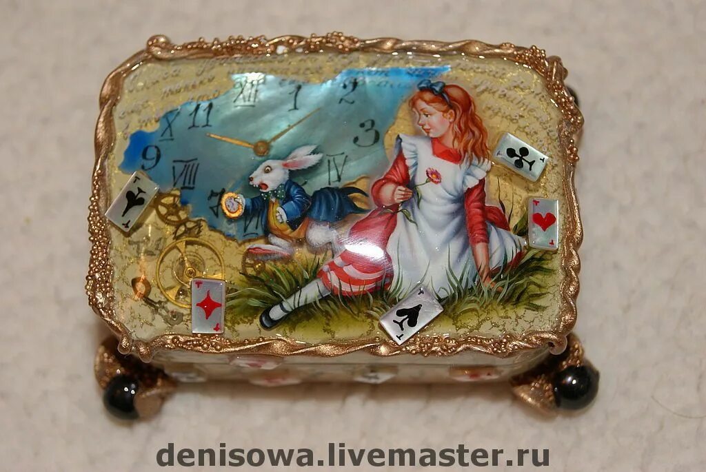 Миниатюрная шкатулка. Декупаж алиса в зазеркалье. Шкатулка алисы. Шкатулки в студию. Подарочный бокс алиса в стране чудес.