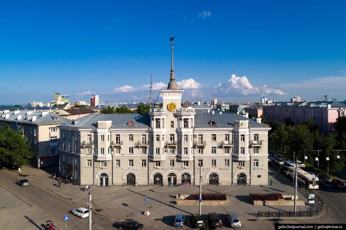 Барнаул ул горького. Дом под шпилем Барнаул. Под шпилем Барнаул. Площадь октября и дом под шпилем Барнаул. Площадь октября Барнаул шпиль.