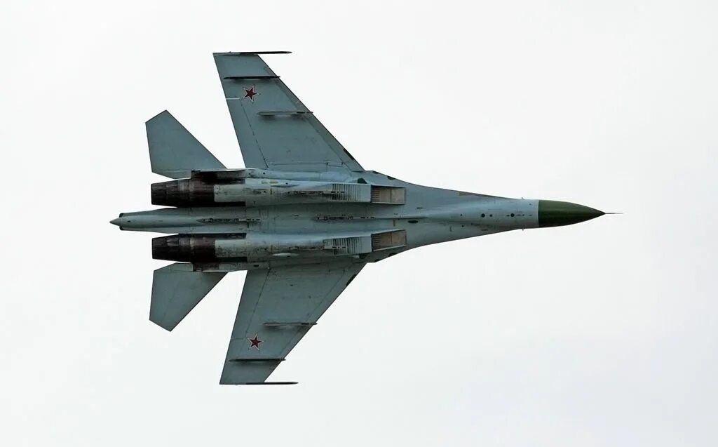 Су 27 сверхзвуковой самолет скорость. Су 27 вид снизу. Истребитель Су-27. Су-27 истребитель - перехватчик. Су-33 двухдвигательный реактивный самолёт.