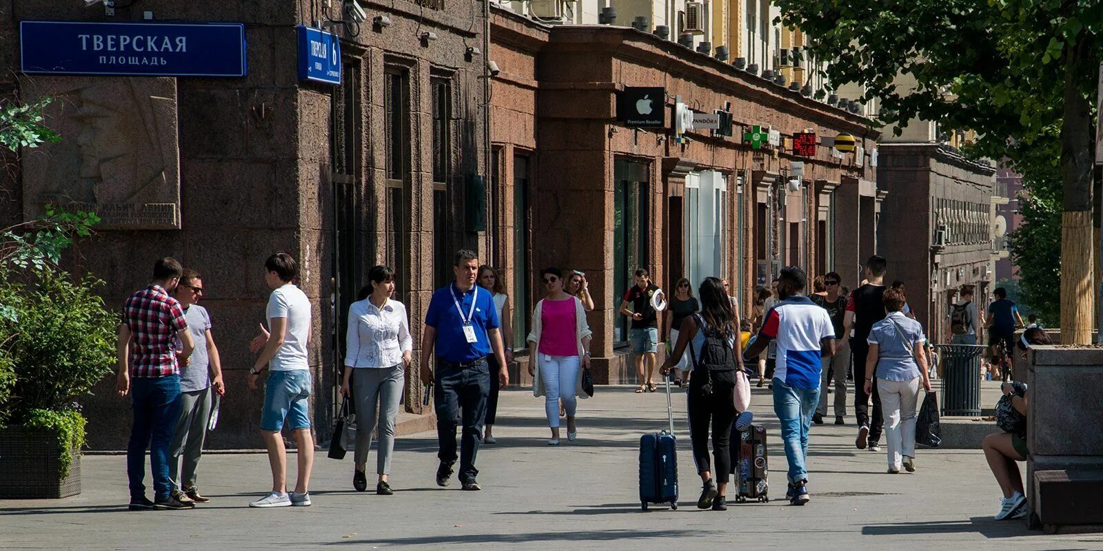 Люди на улицах городов россии. Тверская улица 2000 год. Тверская улица 2005 год. Люди на улицах Москвы. Люди на улице города.