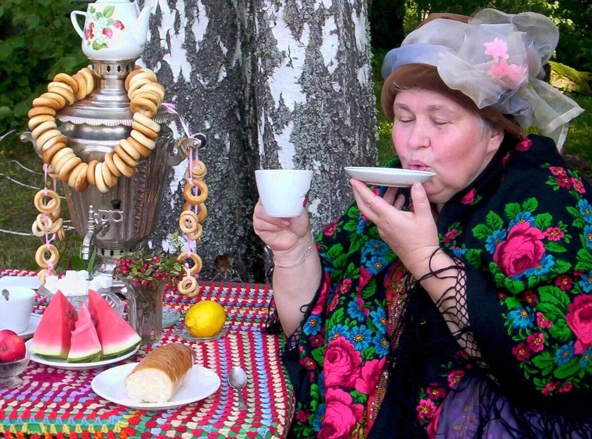Почему пьют чай. Чаепитие из блюдца. Чай из блюдечка. Чаепитие из блюдечка. Чаепитие у бабушки.