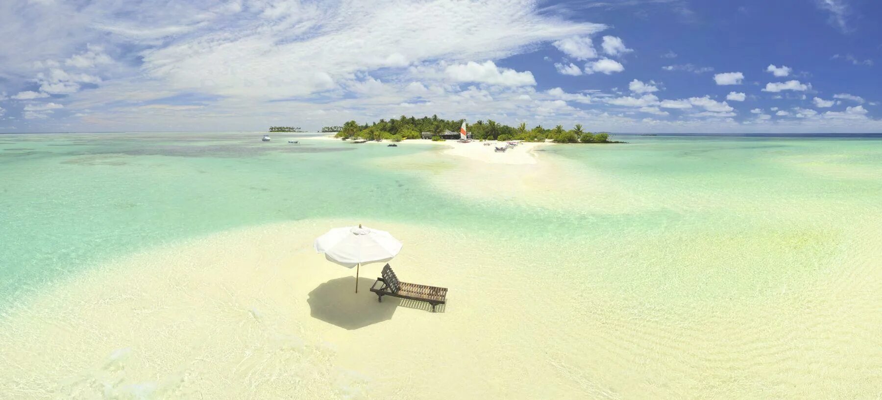 Fun island. Fun Island Resort Maldives. Мальдивы вид с пляжа рыб. Мальдивы в виде копья.