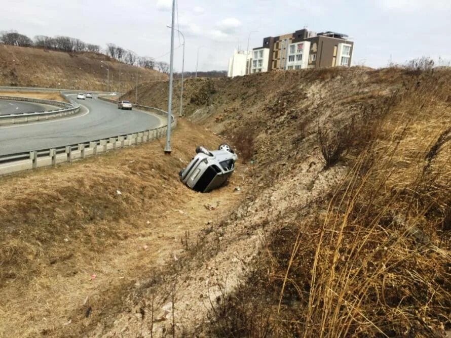 Улица Катерная Владивосток. Фото мерса во Владивостоке. Во Владивостоке автомобили прыгают через бетонные ограждения. Улица Катерная Владивосток фото. Происшествия приморский край владивосток