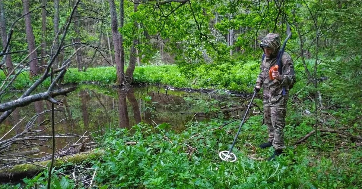 Металлоискатели в лесу. Поисковик с металлоискателем. С металлоискателем в лесу. Человек с металлоискателем в лесу.