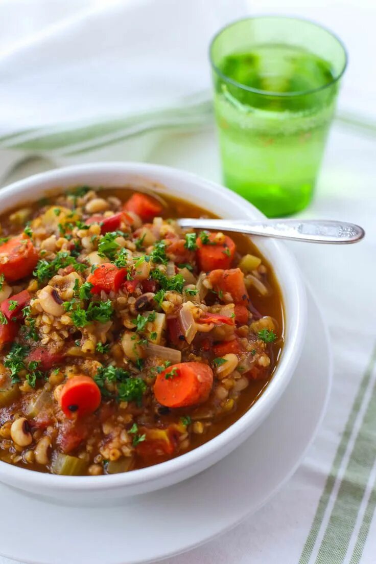 Гречка с овощами без мяса. Гречка с овощами. Гречка с тушеными овощами. Гречнево овощная диета. Диета на гречке и овощах.