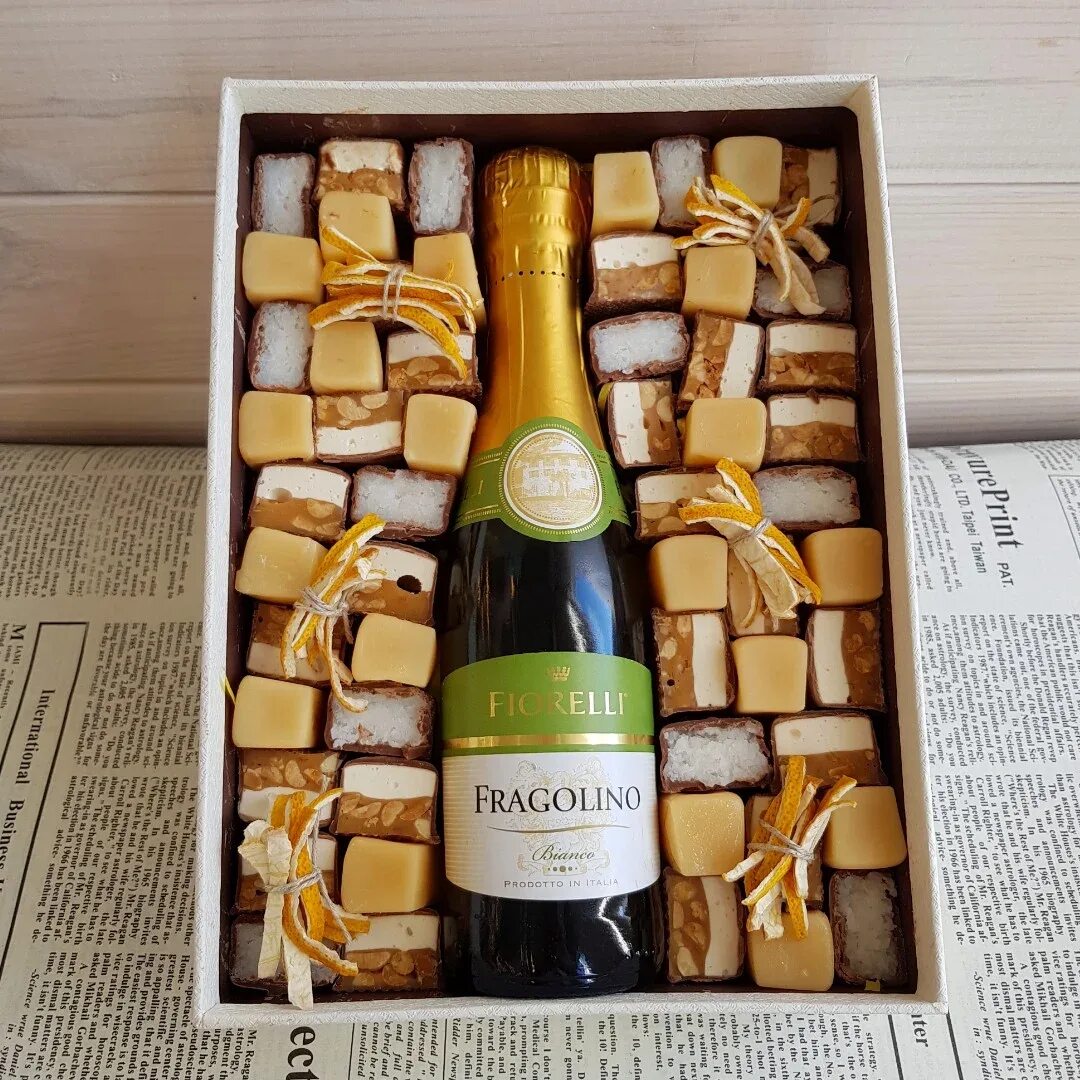 шампанское с конфетами. подарочная упаковка для вина. подарочные коробки с вином и конфетами. коробочки шампанских. шампанское в коробке.