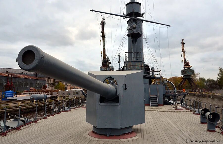 Пушка крейсера аврора. Памятник выстрелу крейсера аврора. Крейсер аврора пушки. Орудия крейсеров. Пушка крейсера аврора.