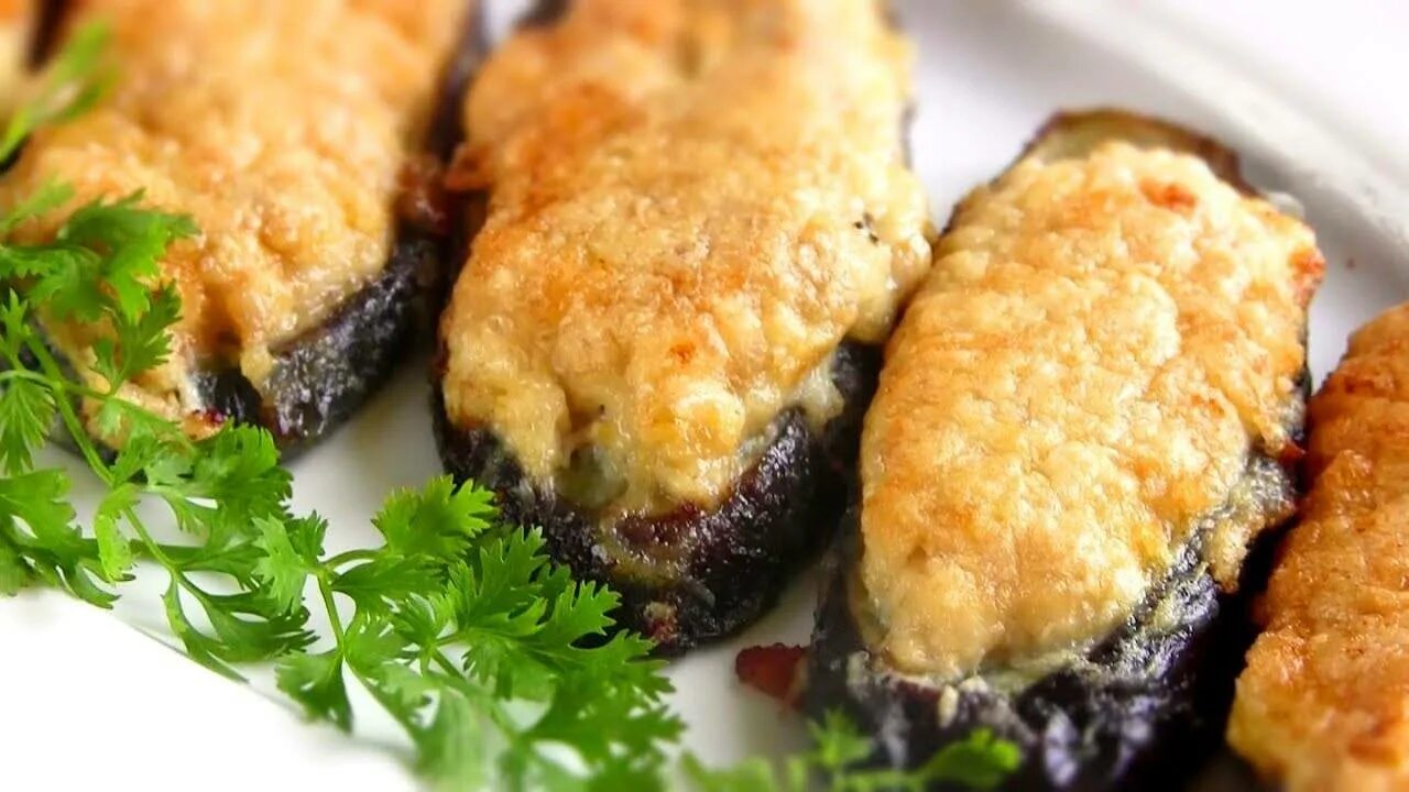 Баклажаны с фаршем быстро и вкусно. Баклажаны с фаршем в кляре. баклажаны жареные в кляре. баклажаны в кляре на сковороде. жареные баклажаны с мясом в кляре.
