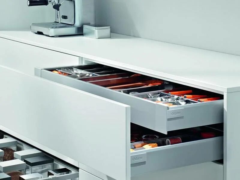 Ящики blum antaro. Тандембокс фурнитура блюм. Тандембокс блюм. Скрытый выдвижной тандембокс blum. Внутренний ящик тандембокс blum.