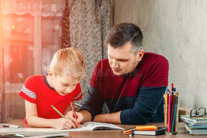Папа и сын делают домашнюю работу. Сын помогает отцу. Папа делает математику с сыном. Отец помогает сыну сделать домашнее задание. Мама помогла сыну папа помог