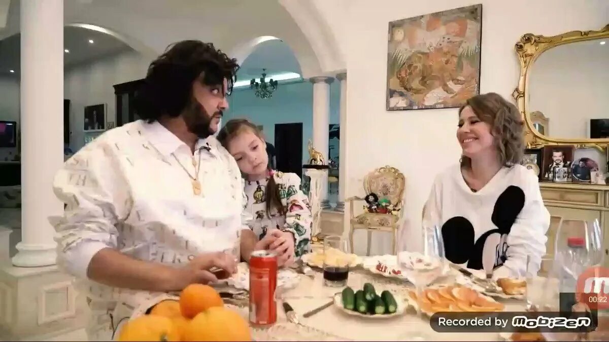 Интервью филиппа киркорова с собчак. Киркоров на ужине. Киркоров кушает в ресторане.