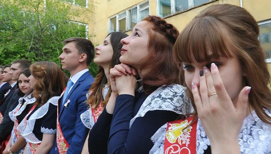 Выпускники школ видео. Последний звонок. Последний звонок в элитных школах. Последний звонок старшеклассники. Последние звонки в школах.