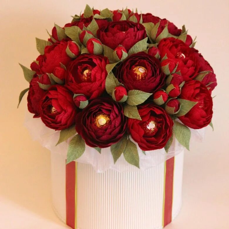 букет из конфет в коробке. букет из конфет в коробочке. конфетные букеты в коробках. букет в коробке с конфетами. букет из конфет в коробке.