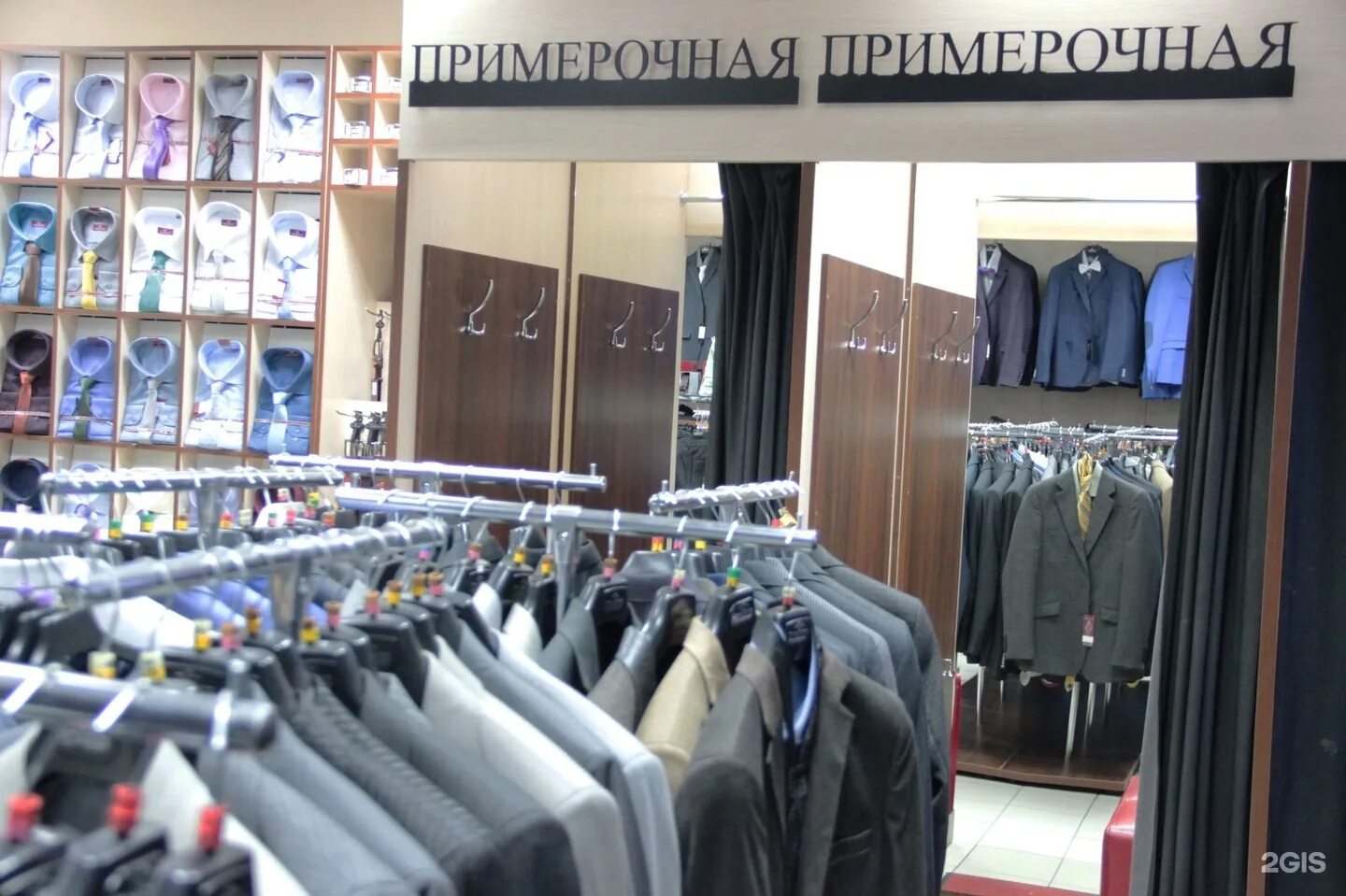 Торговое оборудование для магазина одежды. Выкладка товара в магазине мужской одежды. Линия бутиков. 20thline одежда. Бутик брендовой одежды.