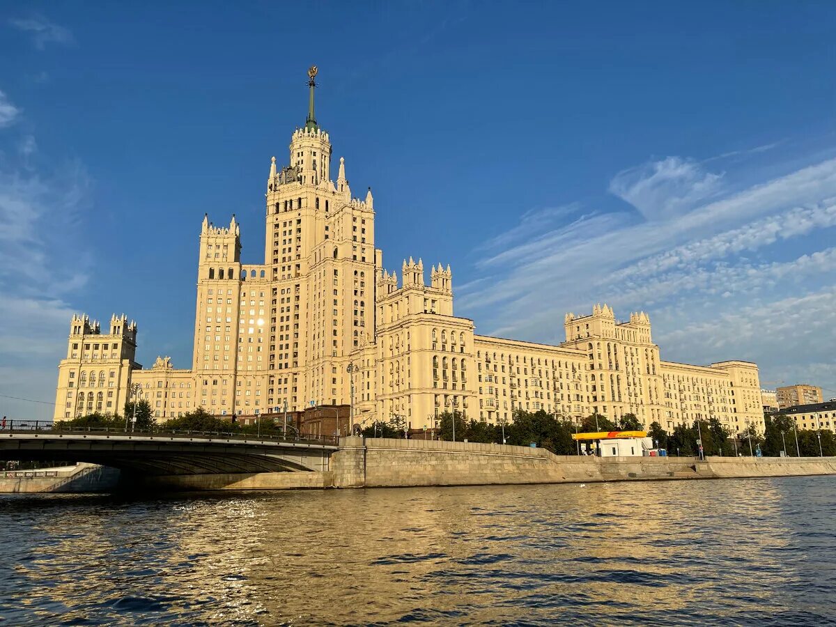 Грот у дома 25 дробь 3 по котельнической набережной. Крыша высотки на котельнической набережной. Здание котельническая набережная чечулин. Дом на котельнической кто живет. Котельническая высотка на востоке москвы.