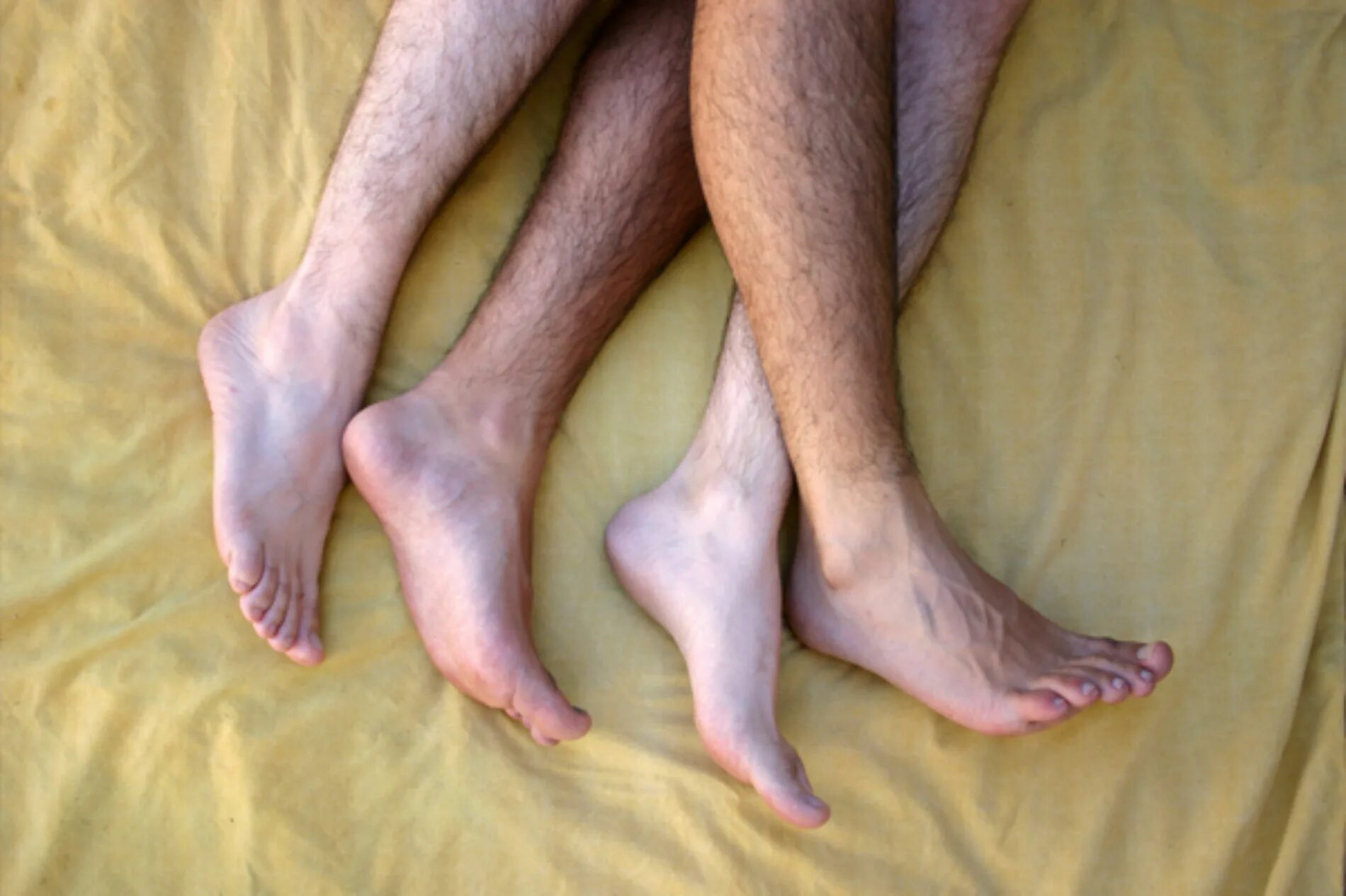 мужские ноги. ножки мужские. стопы парней. пятки мужика. мужские ступни.