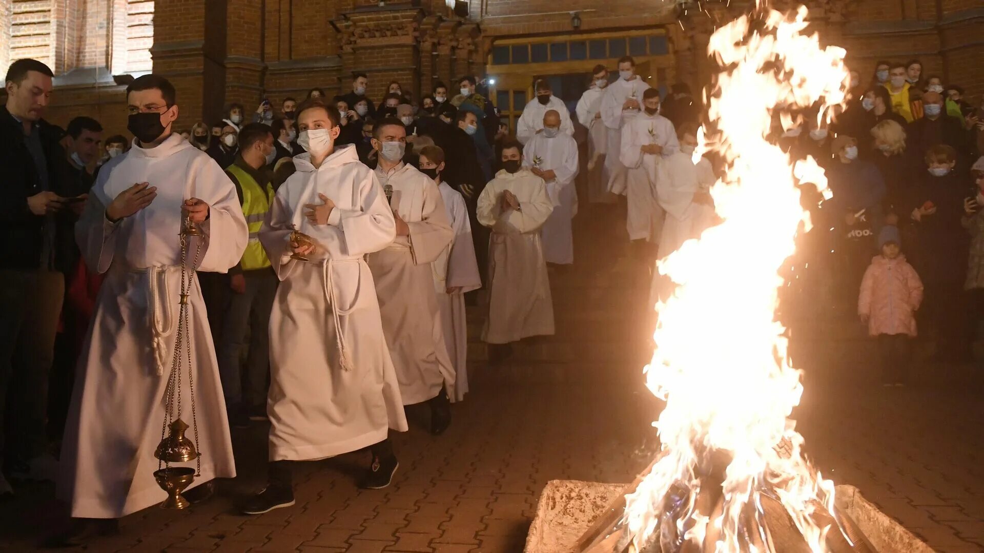 Католическая пасха в этом году какого числа. Пасха в католическом храме. Пасхальный служба в католическом храме. Пасха у католиков.