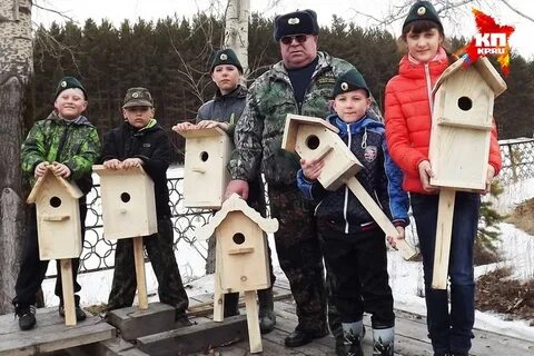 Друзья смастерили скворечник и повесили его