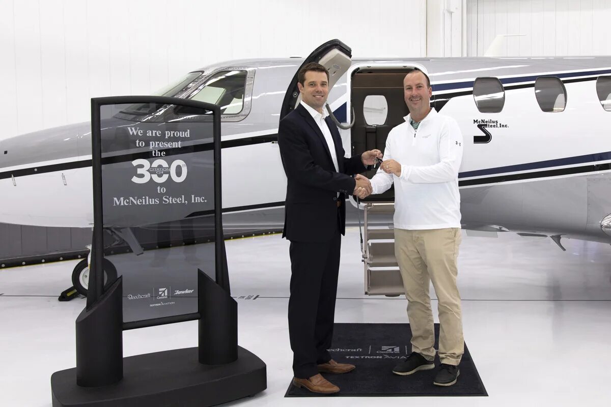 Владелец воздушного судна. Владелец самолета. textron inc компания. бизнес авиация марк. хозяин самолета.