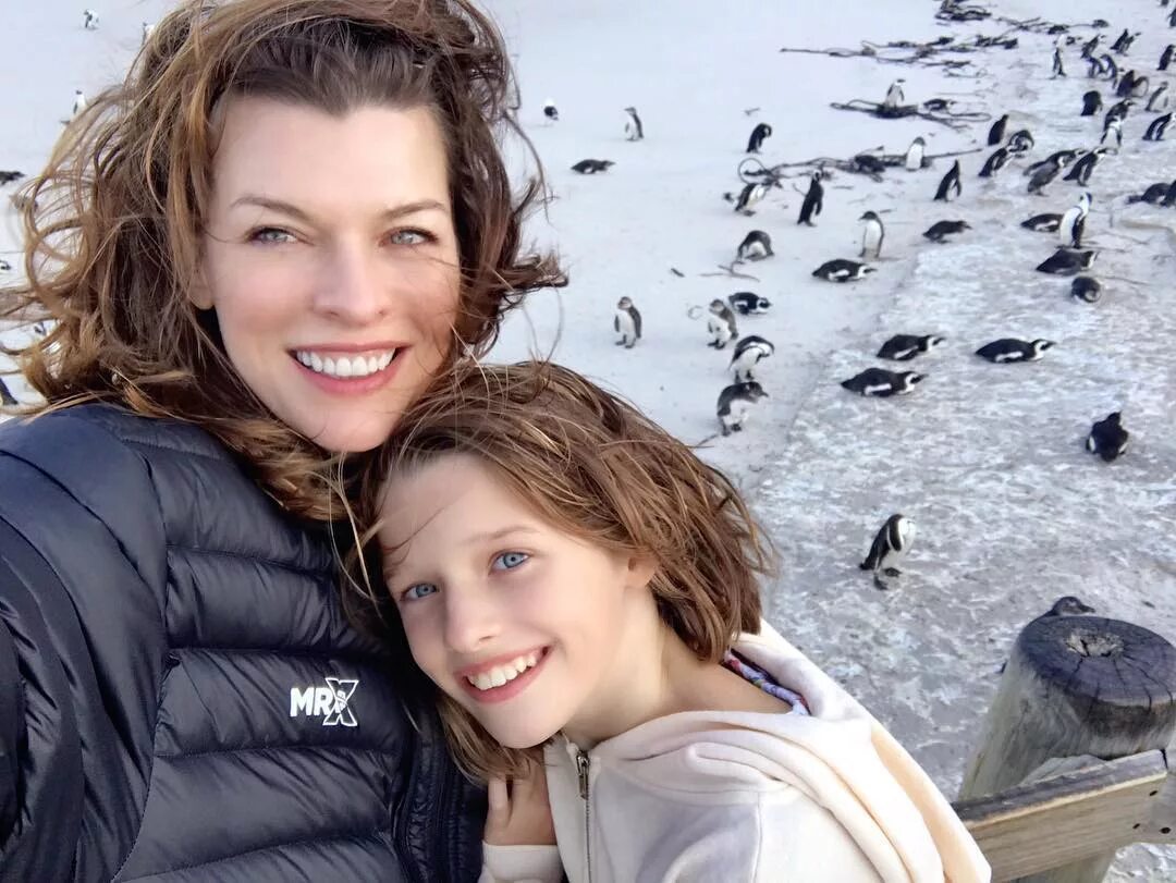 Эва йовович. Старшая дочь милы йовович. Милла йовович с дочкой. Дочка милы йовович. Дочь милы йовович.