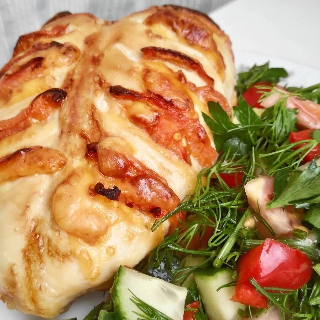 Запеченные грудки с помидорами и сыром. Куриное филе запеченное в духовке с сыром и помидорами. куриная грудка в духовке. куриная грудка в духовке сочная. куриная грудка с помидорами и сыром в духовке.