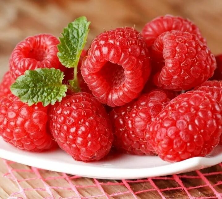 Малина ремонтантная сорт маравилла. Малина етиштириш. Малина листья. Малиру. Малина красная.