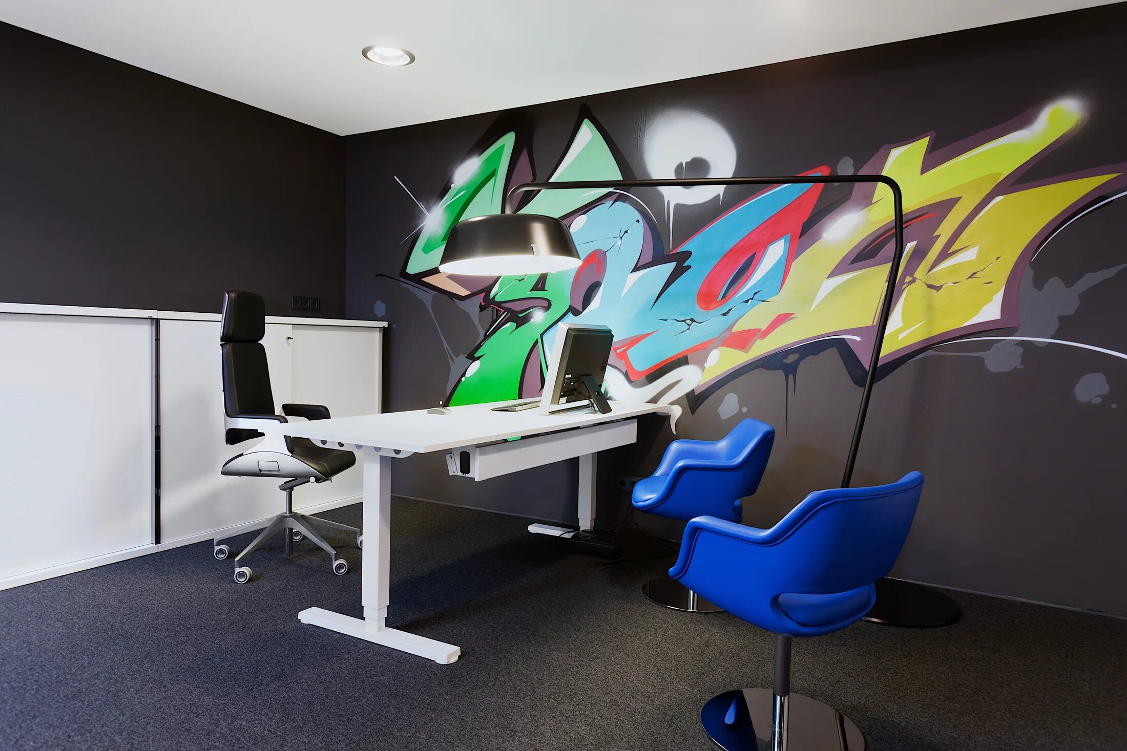 Крутой стен. Креативные кабинеты офиса. Стены офиса крутые. Молодежный офис дизайн. Стиль арт в интерьере офисов.