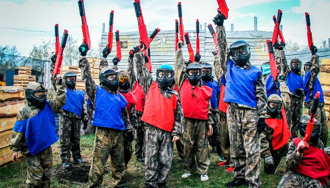 Стрельба пейнтбол. Игра в пейнтбол. Пейнтбол. Где пейнтбол. Где пейнтбол.