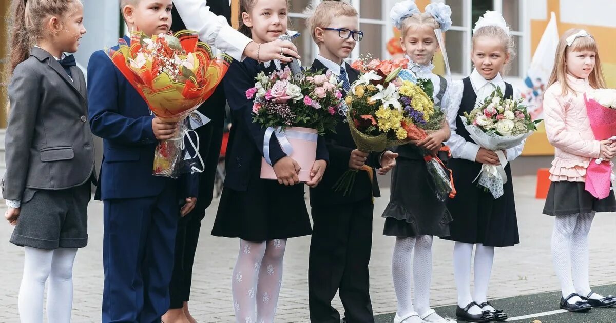 Новый учебный год в городе. Линейка 1 сентября. Первоклашки на линейке. Школьники на линейке. 1 Сентября линейка в школе.