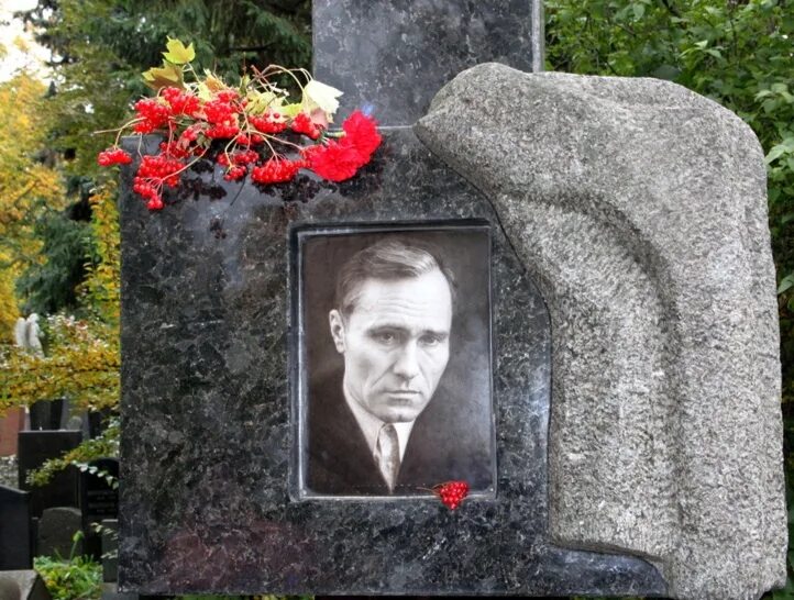 Шукшин новодевичье кладбище. Могила василия шукшина на новодевичьем кладбище. Могила василия шукшина на новодевичьем кладбище. Могила василия шукшина на новодевичьем кладбище. Шукшин новодевичье кладбище.