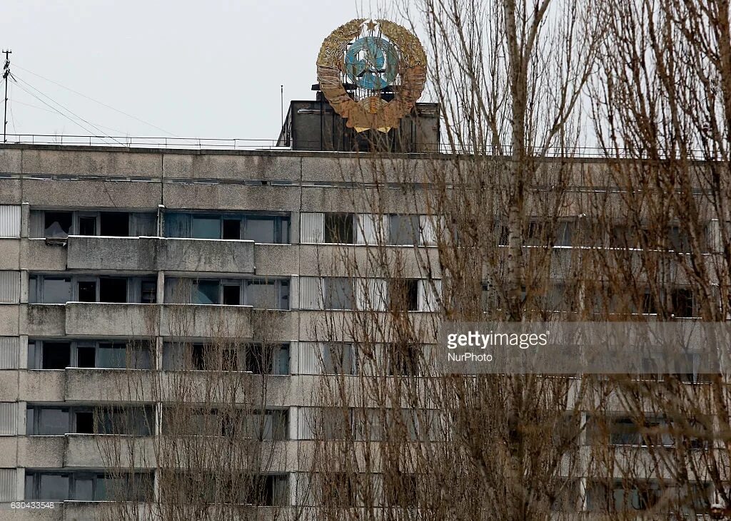 Здания припяти. Город призрак припять в наши дни. припять дом с гербом ссср. припять зимой 2025. здание с гербом ссср в припяти.