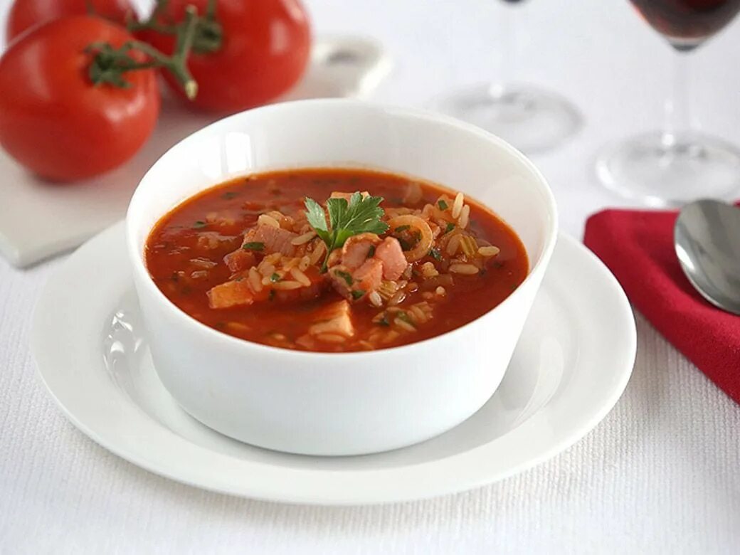 Мясной суп. Томатный суп. томатный суп с копченостями. мясной томатный суп. томатный суп с мясом.