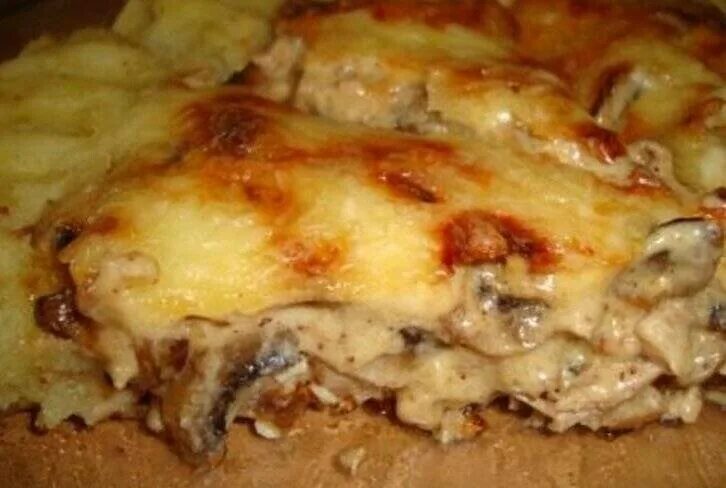 Запеканка картофельная с курицей и грибами и сыром в духовке. Картофельная запеканка с курицей и помидорами. Куриная запеканка в духовке. Запеканка с грудкой и грибами. Запеканка из куриного филе и овощей.