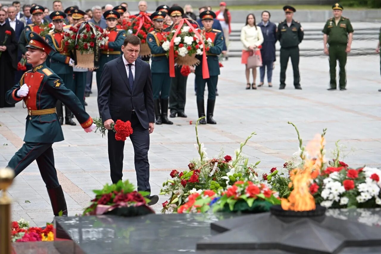 День памяти и скорби Широкореченский мемориал. Широкореченский мемориал Екатеринбург. Куйвашев возложение цветов. 22 Июня день памяти и скорби возложение цветов.