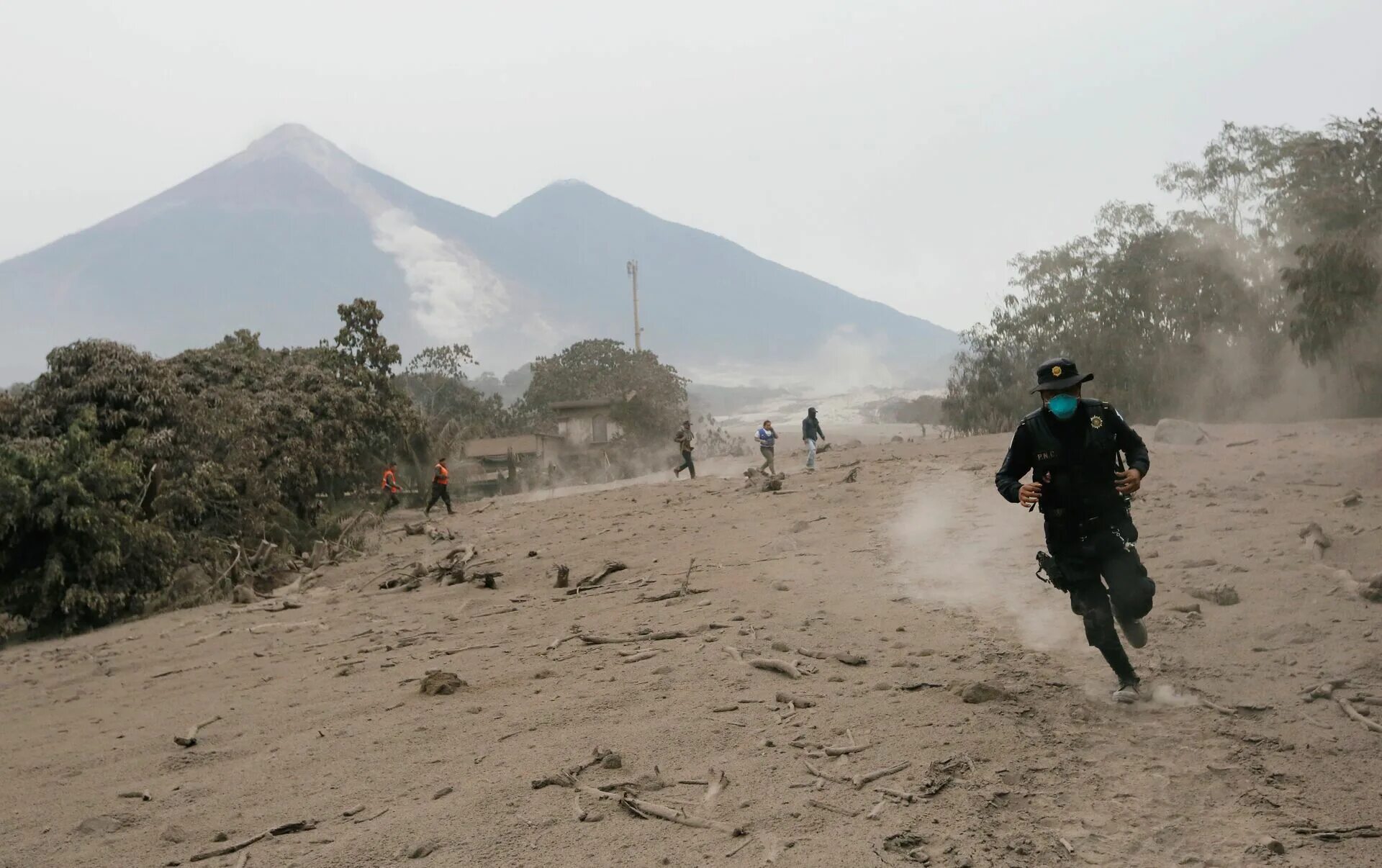 Извержение вулкана фуэго в гватемале. Извержение вулкана фуэго в гватемале. Извержение вулкана фуэго спасатели. Фото вулкана фуэго в гватемале. Вулкан фуэго в гватемале.