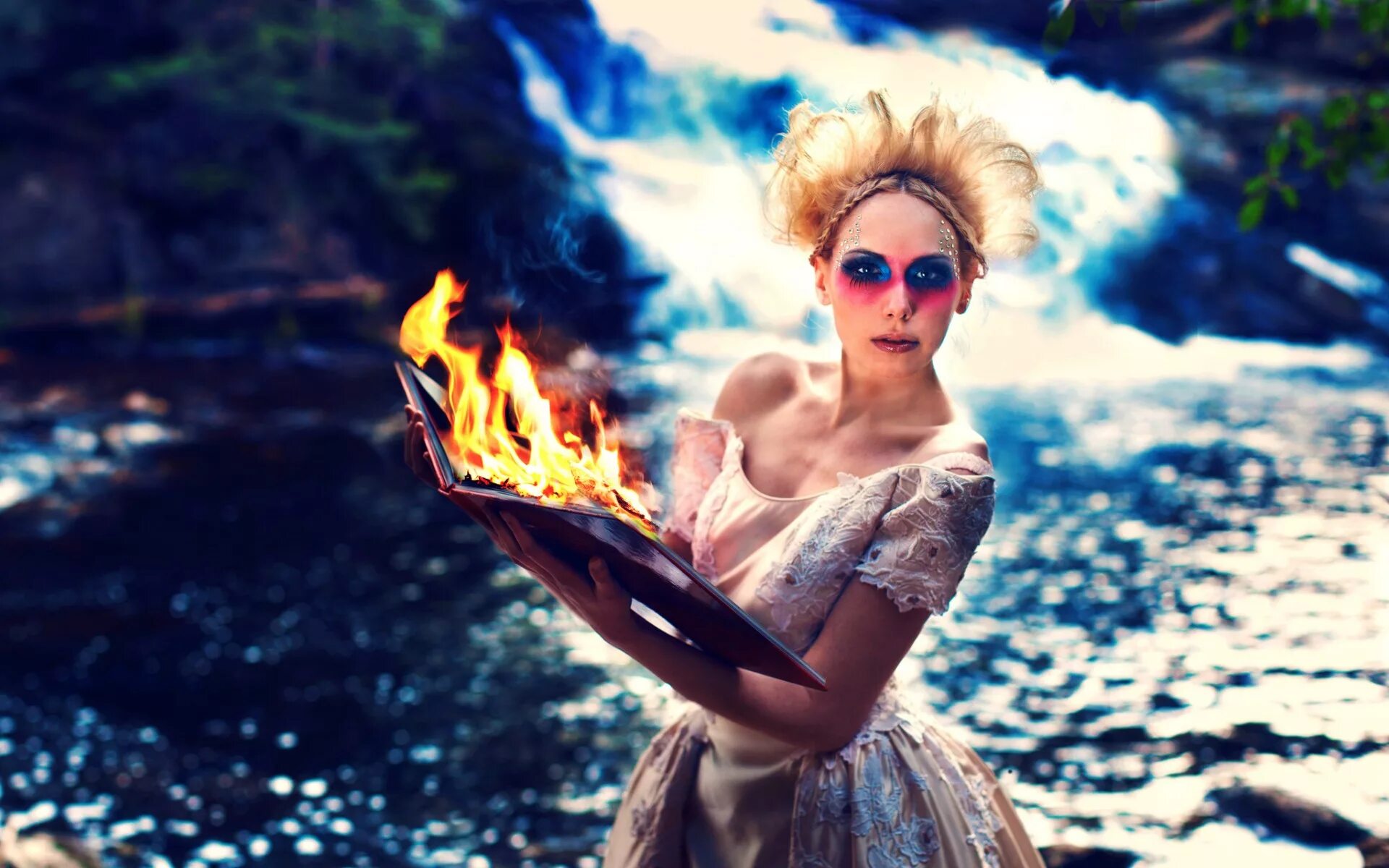 Женщина в огне книга. Девушка и огонь. Фотосессия с горящими книгами. Девушка с горящей книгой. Горящие фото девушек.