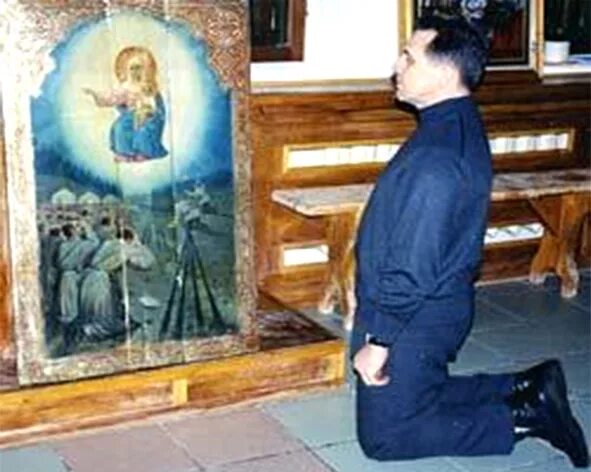 великий пост 2022. на коленях перед иконой. девушка в храме. женщина молится в церкви. на коленях в храме.