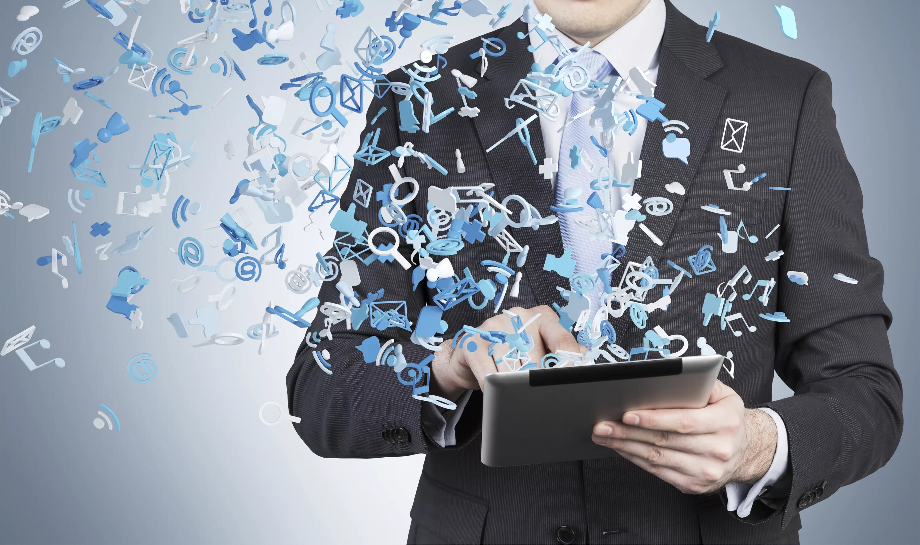 Игра персонификация представить управленца. Маркетолог. Человек представляющий бренд. Задумчивый мужчина. Человек представляет дом.