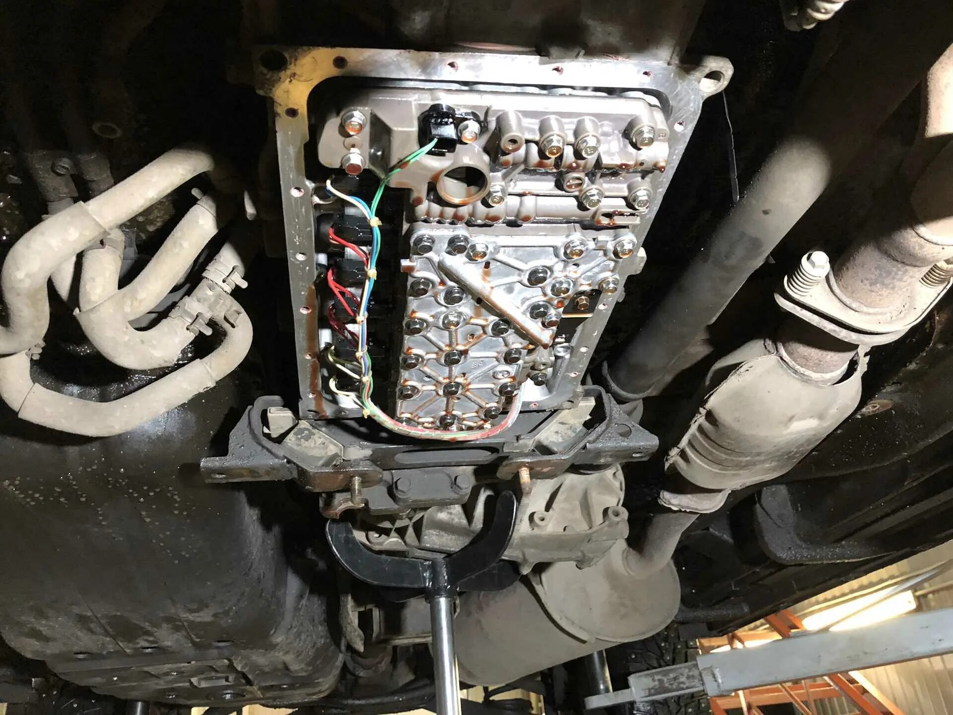 Фильтра акпп 4m40 pajero. Поддон акпп митсубиси л200 с трубкой. Фильтр акпп митсубиси паджеро 2 дизель. Замена масла в акпп паджеро 2. Поддон акпп паджеро 2.