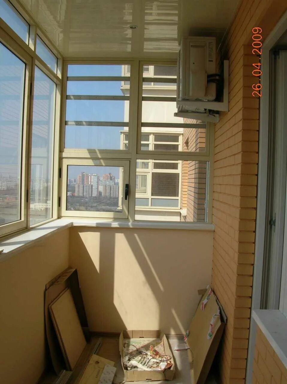 Можно ставить кондиционер на балконе. Кондиционер на балконе с остеклением. Блок кондиционера на балконе. Кондиционер на балконе с витражным остеклением. Наружный блок кондиционера внутри балкона.