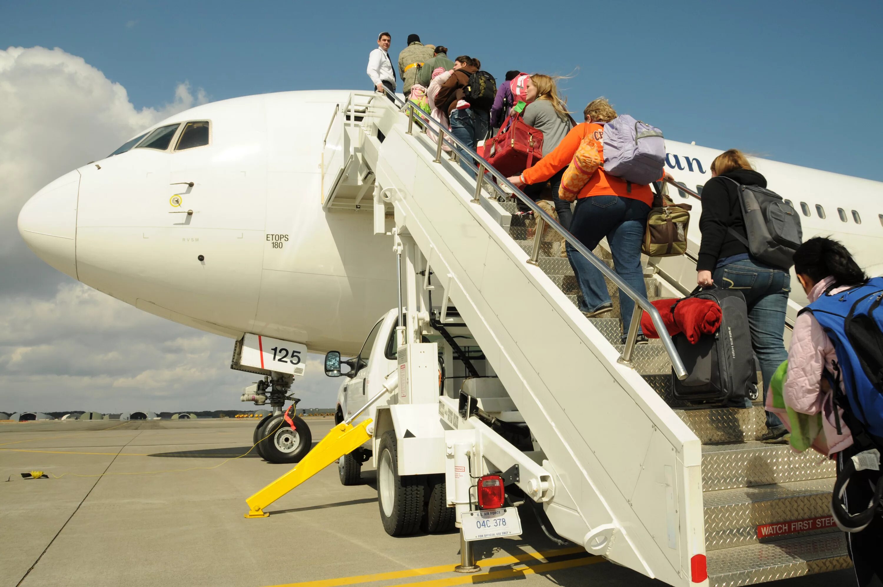 I get on the plane. Чартерный самолет. Подниматься на борт самолета. Boarding самолет. Посадка на рейс.