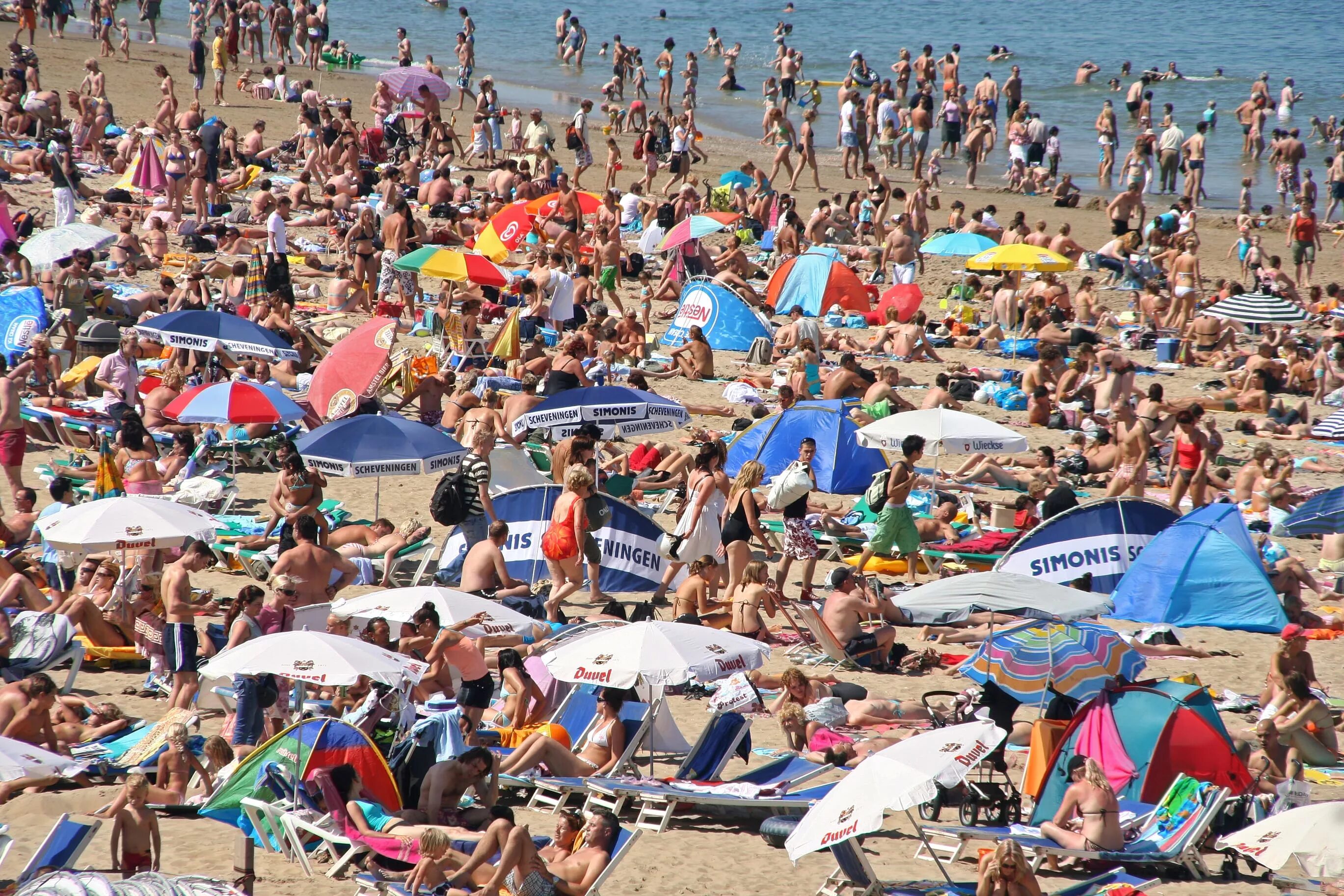Где мало народу. Много людей на пляже. Много людей в море. Очень много людей на пляже. Многолюдный пляж.