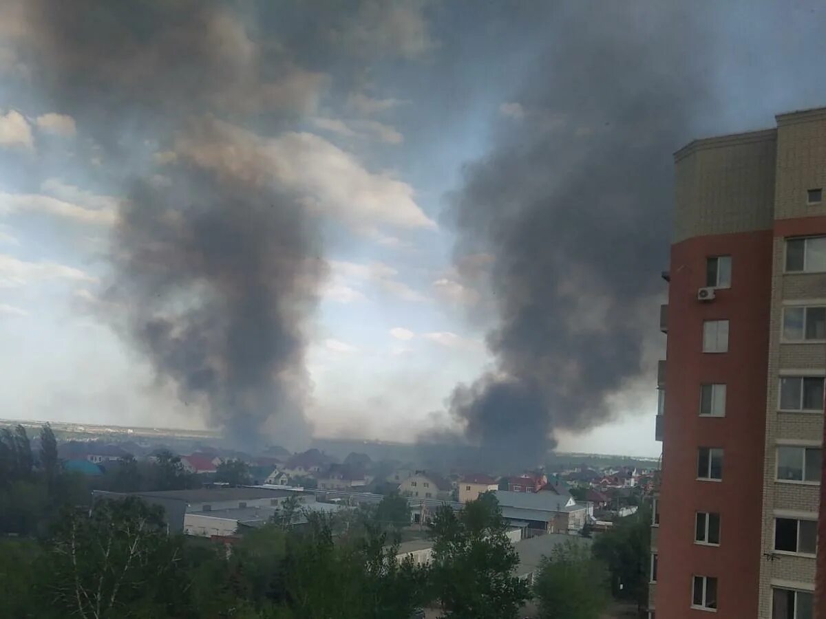 Хлопки в энгельсе сегодня. Пожар в Энгельсе. Пожар в Энгельсе вчера. Пожар в Энгельсе сейчас. Пожары в Саратове за сутки.