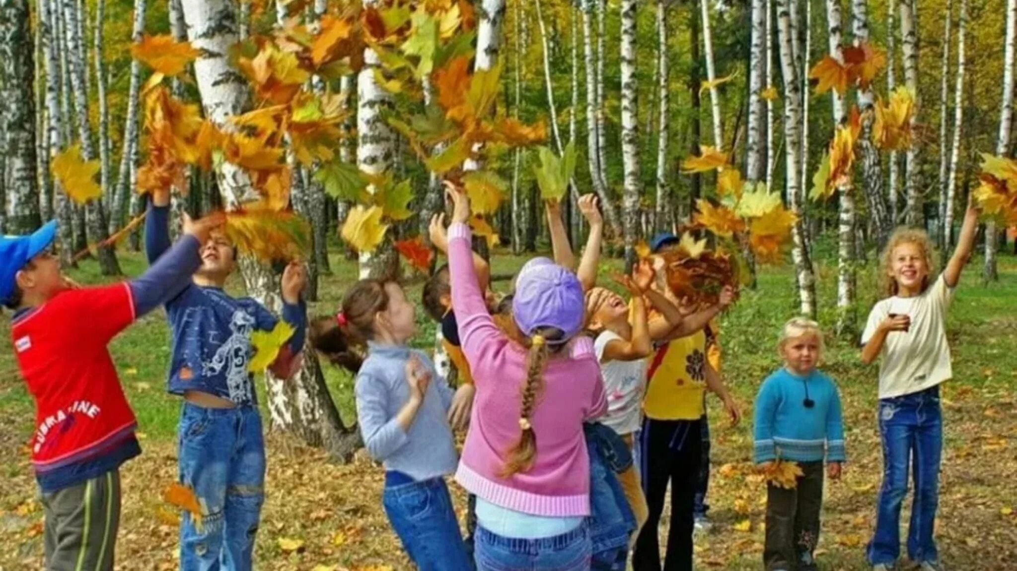 Детские праздники на природе. Дети с шариками. Перетягивание каната на природе. Детские коллективные игры. Праздник на природе для детей.