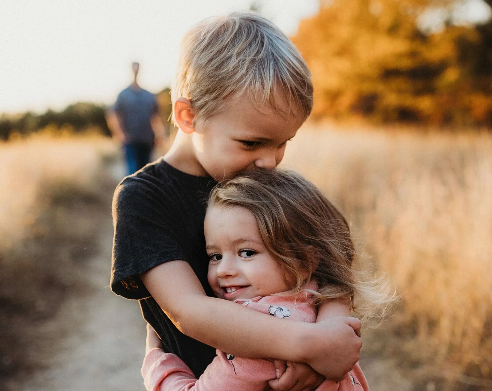 Красивые дети трое. Дети двойняшки. Счастливые дети брат и сестра. Родители и дети. Трое детей.