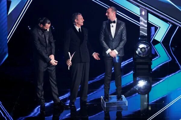 Sanremo festival 2024. Sanremo festival 2024. Фестиваль сан ремо 2021. Итальянский певец марко менгони. Sanremo festival 2024.