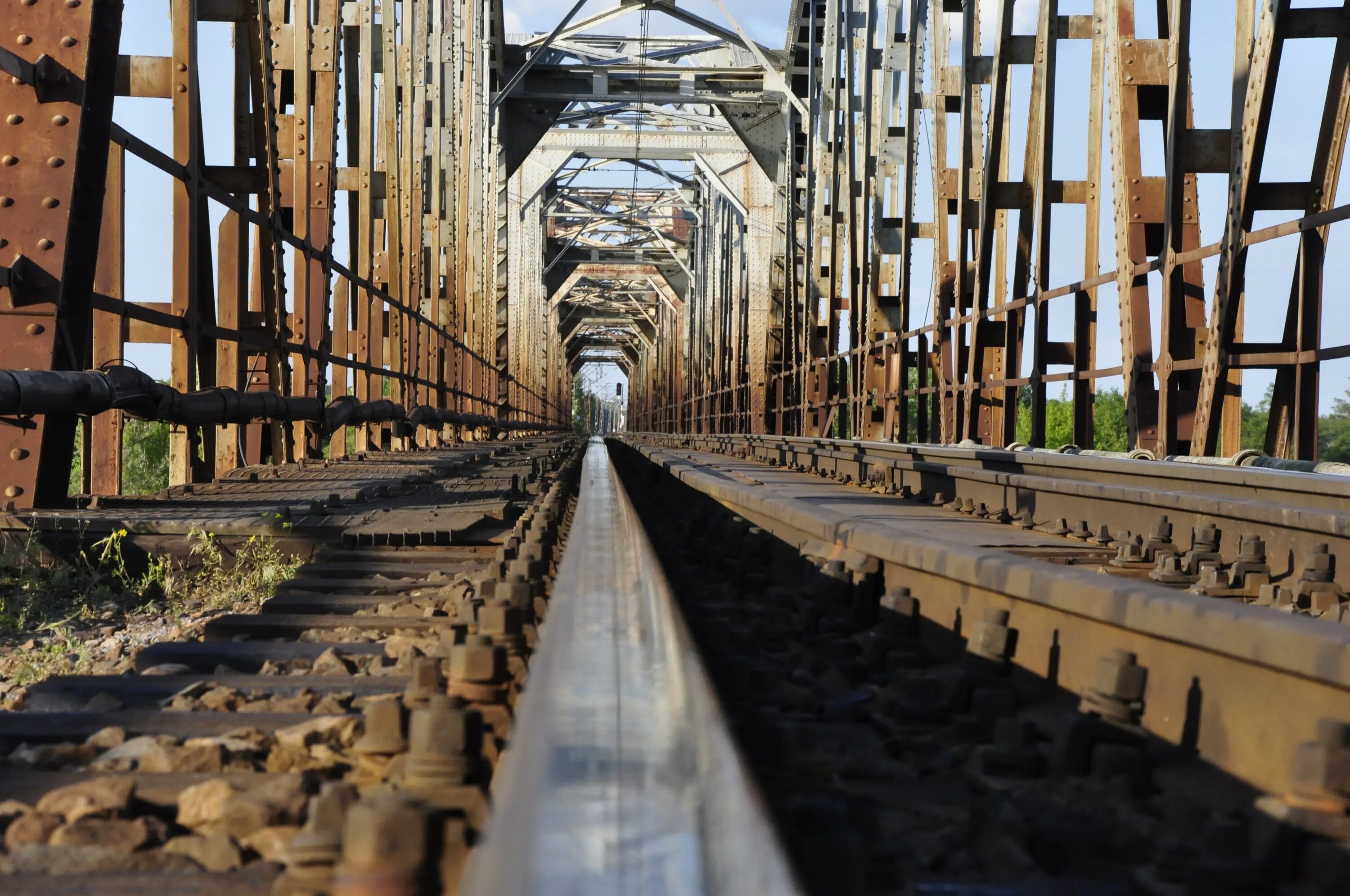 Мост с железной дорогой. Мост виадук Псков. Железная дорога Railtrack. Рельсы. Железнодорожный мост.