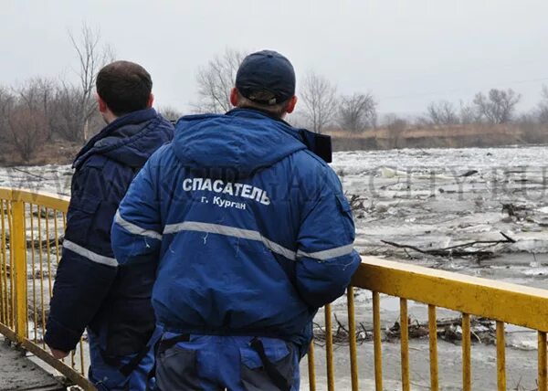 На сколько поднялась вода в тоболе сегодня. Паводок Курган. Весеннее половодье Курган. Паводок 2016 Курган уровень Тобола. Максимальные уровни Тобола в половодье в Кургане.