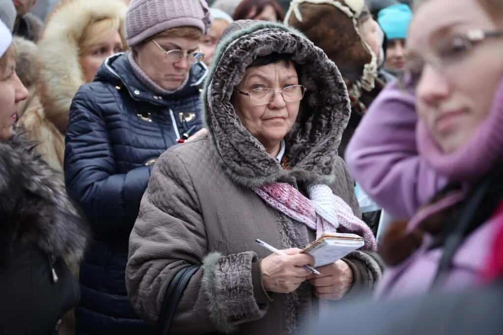 Пенсионеры льготники. Российские пенсионеры. Пенсионер ждет. Пенсионер получает пенсию.