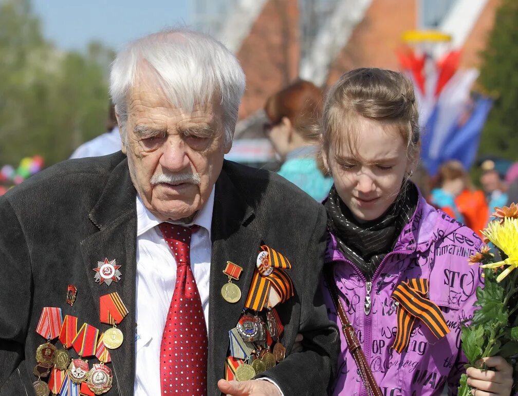 Какая погода на майские праздники в москве. 2 Мая праздник картинки. Праздник продолжается 2 мая картинки прикольные.